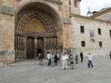 Algunos asistentes ante la puerta de la Catedral de Osma