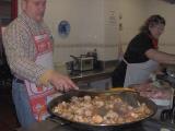 Miembros de la fraternidad San Martín de Porres preparando la paella