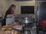 Miembros de la fraternidad San Martín de Porres preparando la paella