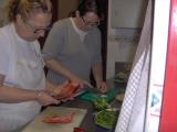 Miembros de la fraternidad San Martín de Porres preparando la paella