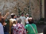 Explicación de la fachada y entrada a la cueva de Santo Domingo