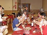 Disfrutando de una comida en familia para reponer fuerzas