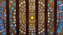Vidriera de la capilla coral de Caleruega representando a Santo Domingo y la Familia Dominicana.
